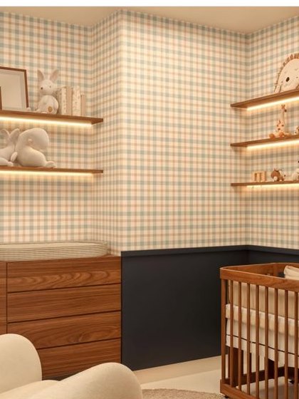 Quarto de bebê com marcenaria em madeira, prateleiras iluminadas e papel de parede xadrez
